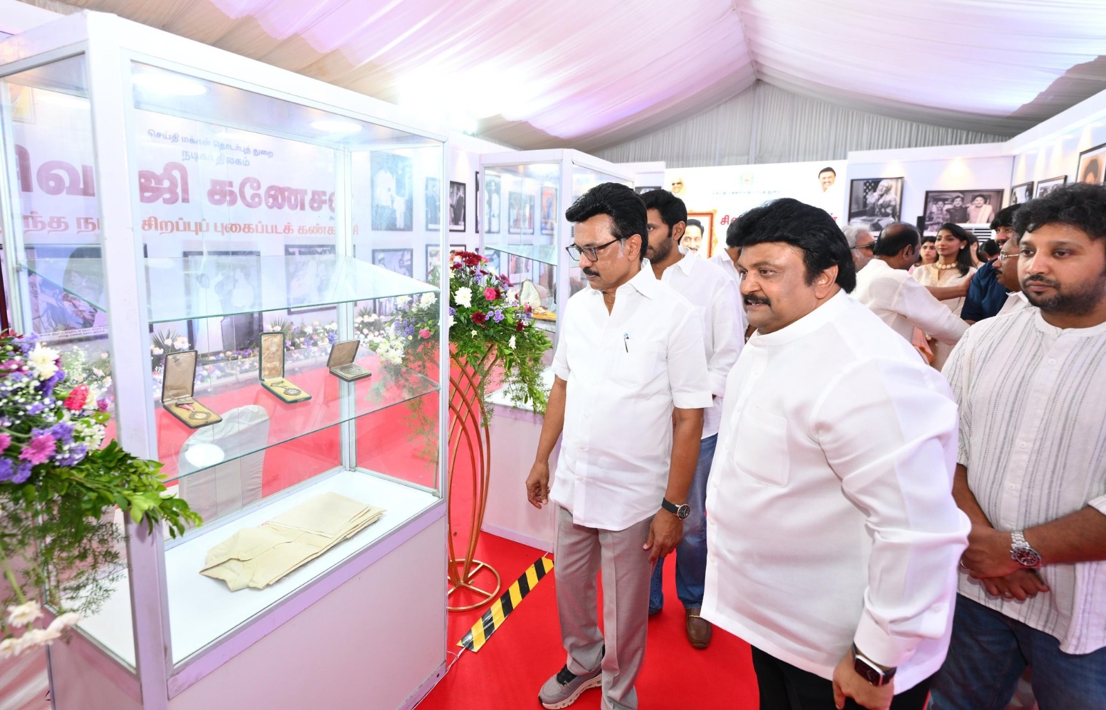 சிவாஜி கணேசன் பிறந்தநாளில் அவரது சிலைக்கு மாலை அணிவித்து நினைவிடத்தை முதல்வர் ஸ்டாலின் சுற்றிப் பார்த்தார்