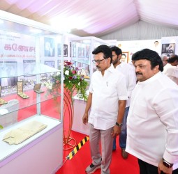 சிவாஜி கணேசன் பிறந்தநாளில் அவரது சிலைக்கு மாலை அணிவித்து நினைவிடத்தை முதல்வர் ஸ்டாலின் சுற்றிப் பார்த்தார்