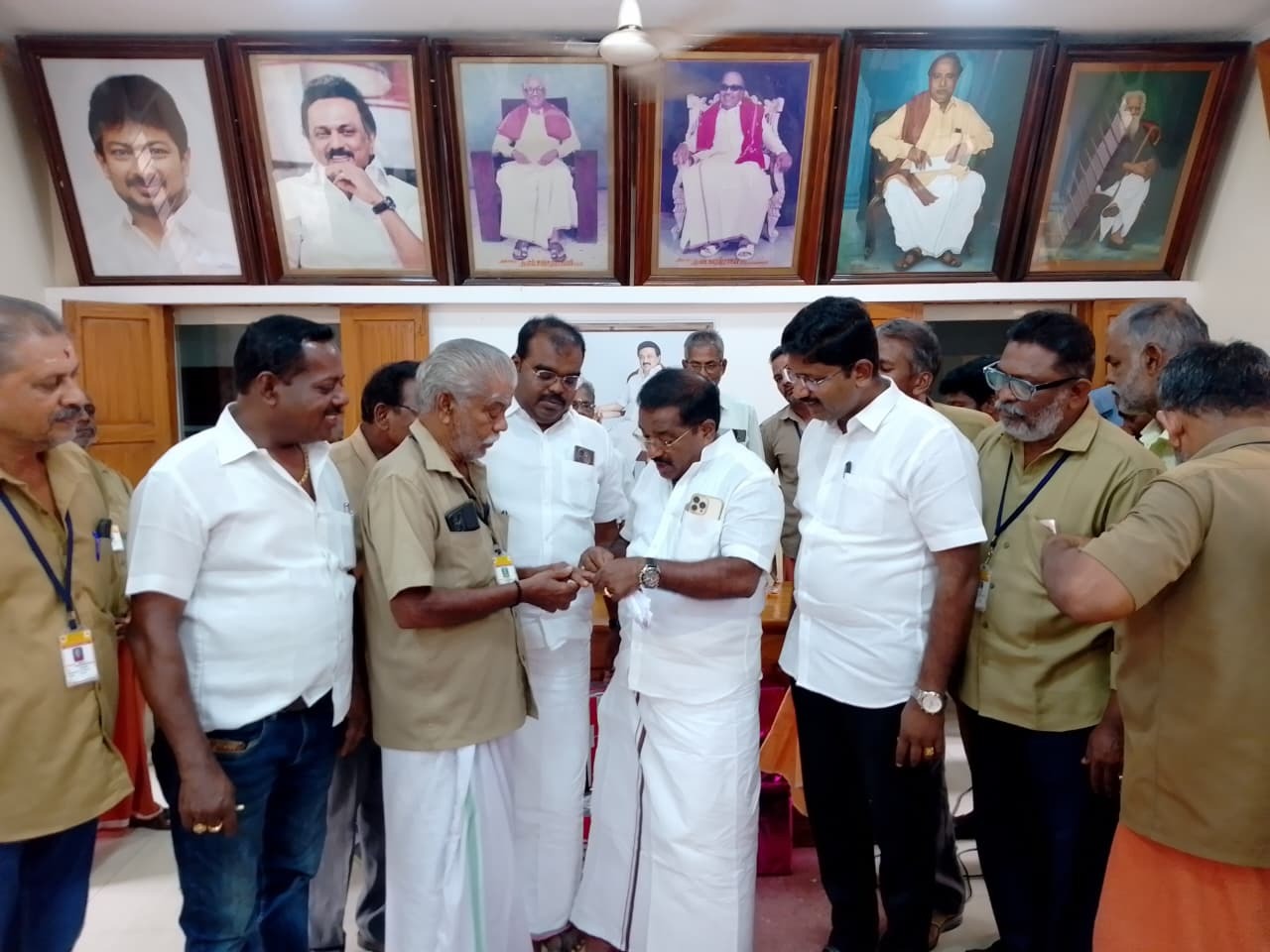 சங்கம் மீனாட்சிபுரம் கிளை நிலைய ஆட்டோ ஓட்டுநர்கள் சார்பாக சங்க உறுப்பினர்களுக்கு தங்க மோதிரங்கள்