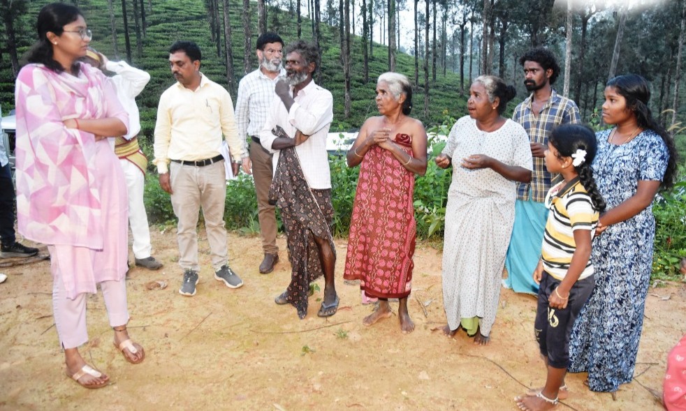 கலெக்டர் லட்சுமி பவ்யா தண்ணீரு, பழங்குடியின மக்களுடன் கலந்துரையாடி, கோரிக்கைகளை கேட்டறிந்தார்