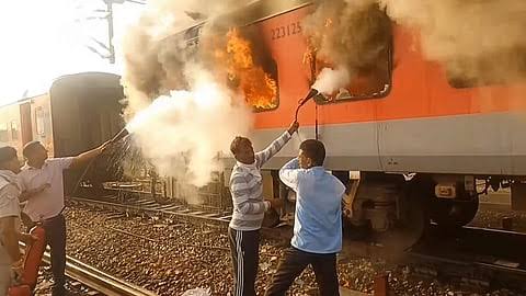 பஞ்சாப் ரெயிலில் தீ: பயணிகள் பத்திரமாக மீட்பு