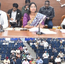 கலெக்டர் லட்சுமிபவ்யா தண்ணீரு தலைமையில் விவசாயிகள் குறைதீர்க்கும் நாள் கூட்டம்