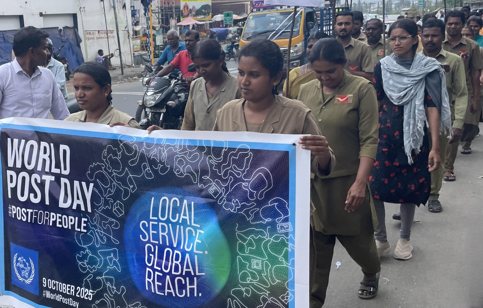 பழனியில் நேற்று தபால் ஊழியர்கள் பேரணி