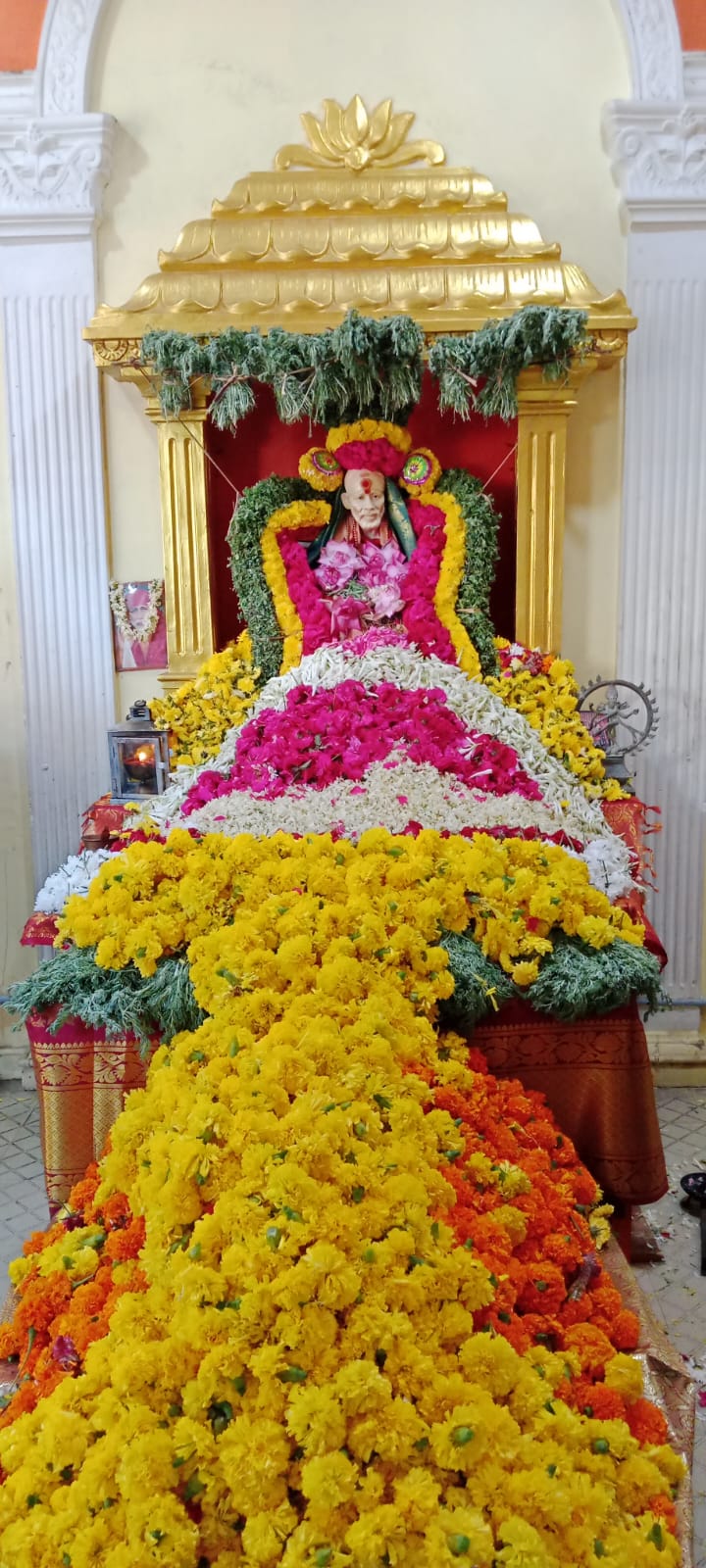 சாய் பாபா சமாதி தினத்தை முன்னிட்டு குபேர சாய் பீடத்தில் புஷ்பாஞ்சலி