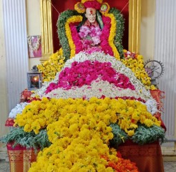 சாய் பாபா சமாதி தினத்தை முன்னிட்டு குபேர சாய் பீடத்தில் புஷ்பாஞ்சலி