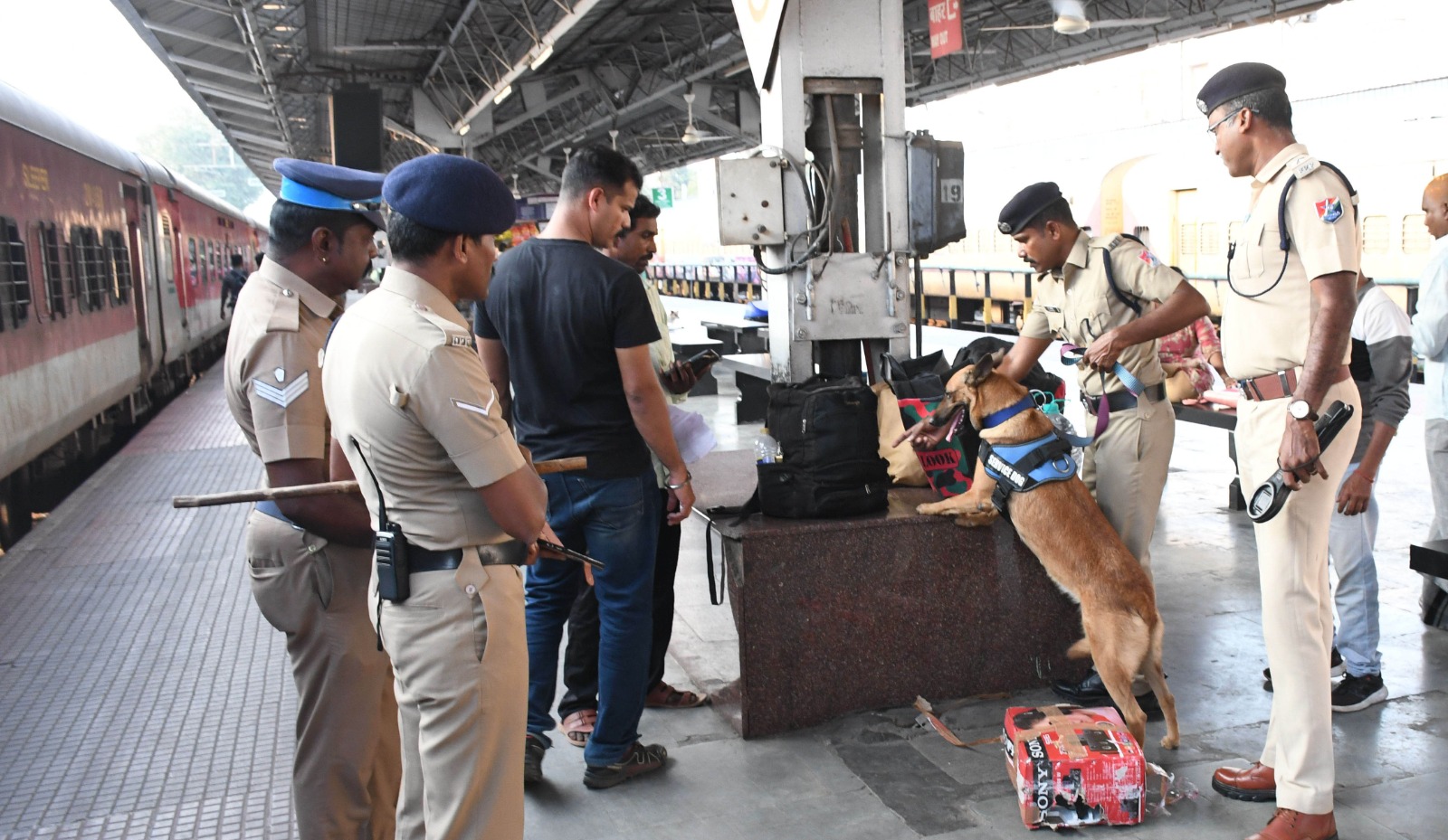 கோவை ரயில் நிலையத்தில் பயணிகளின் உடைமைகளை சோதனை