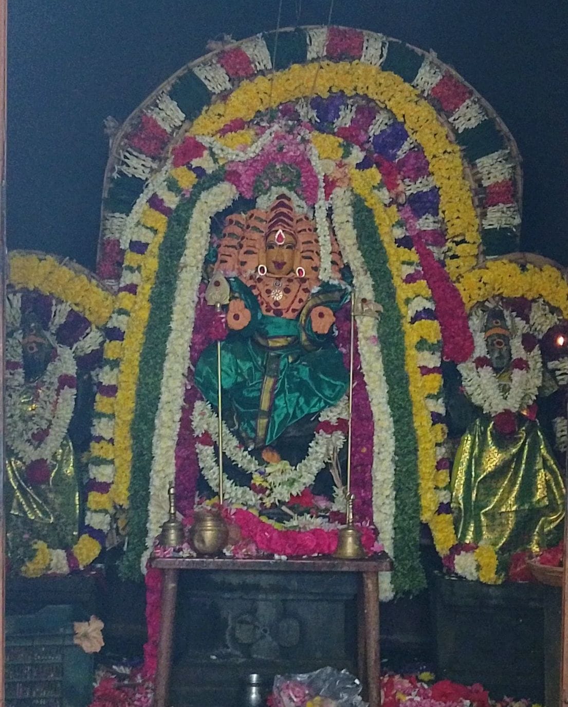வள்ளி தெய்வானை சமேத ஆறுமுகப் பெருமான் மலர் அலங்காரம்