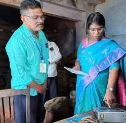 ரேஷன் கடையில் கலெக்டர் அழகுமீனா ஆய்வு