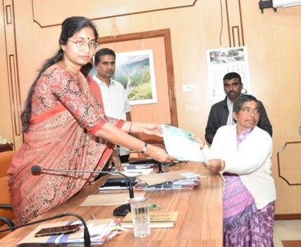 நீலகிரி மாவட்ட ஆட்சியர் அலுவலகத்தில்,நேற்று நடந்த மக்கள் குறைதீர்க்கும் நாள் கூட்டம்