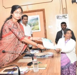 நீலகிரி மாவட்ட ஆட்சியர் அலுவலகத்தில்,நேற்று நடந்த மக்கள் குறைதீர்க்கும் நாள் கூட்டம்