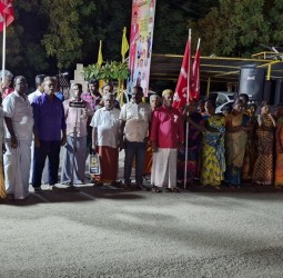 அணுகு சாலைப்பணியை துரிதப்படுத்த வலியுறுத்தி இந்திய கம்யூனிஸ்ட் கட்சி சார்பில் ஆர்ப்பாட்டம்