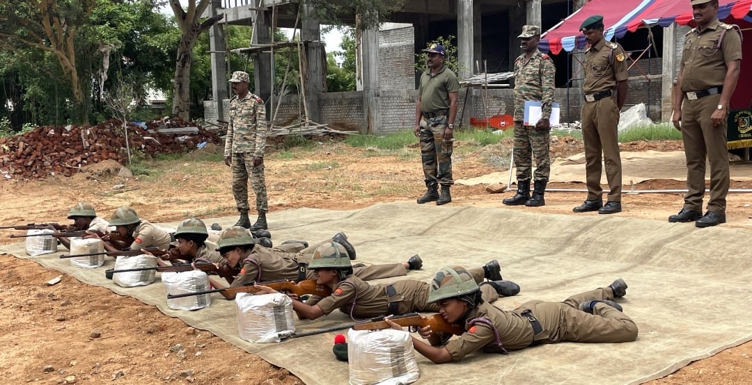 என்சிசி முகாமில் மாணவர்களுக்கு துப்பாக்கி சுடும் பயிற்சி
