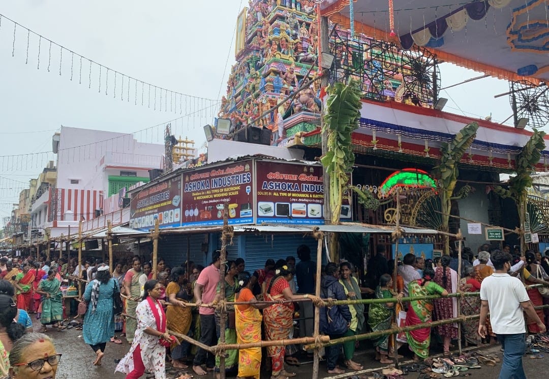 பிராட்வே கந்தசாமி கோவிலில் நேற்று முருகனை தரிசிக்க திரண்ட பக்தர்கள்
