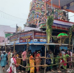 பிராட்வே கந்தசாமி கோவிலில் நேற்று முருகனை தரிசிக்க திரண்ட பக்தர்கள்