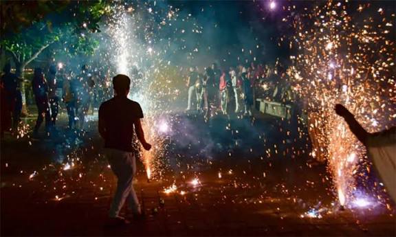 பொதுமக்கள் பாதுகாப்பாக தீபாவளியை கொண்டாட வேண்டும்: சுகாதாரத்துறை அறிவுறுத்தல்