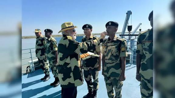 கடற்படையினருடன் தீபாவளி கொண்டாடுகிறார் பிரதமர் மோடி