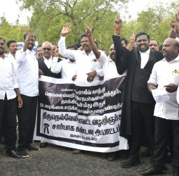 திருநெல்வேலியில் மாவட்ட நீதிமன்றம் முன்பு வழக்கறிஞர்கள் ஆர்ப்பாட்டம்