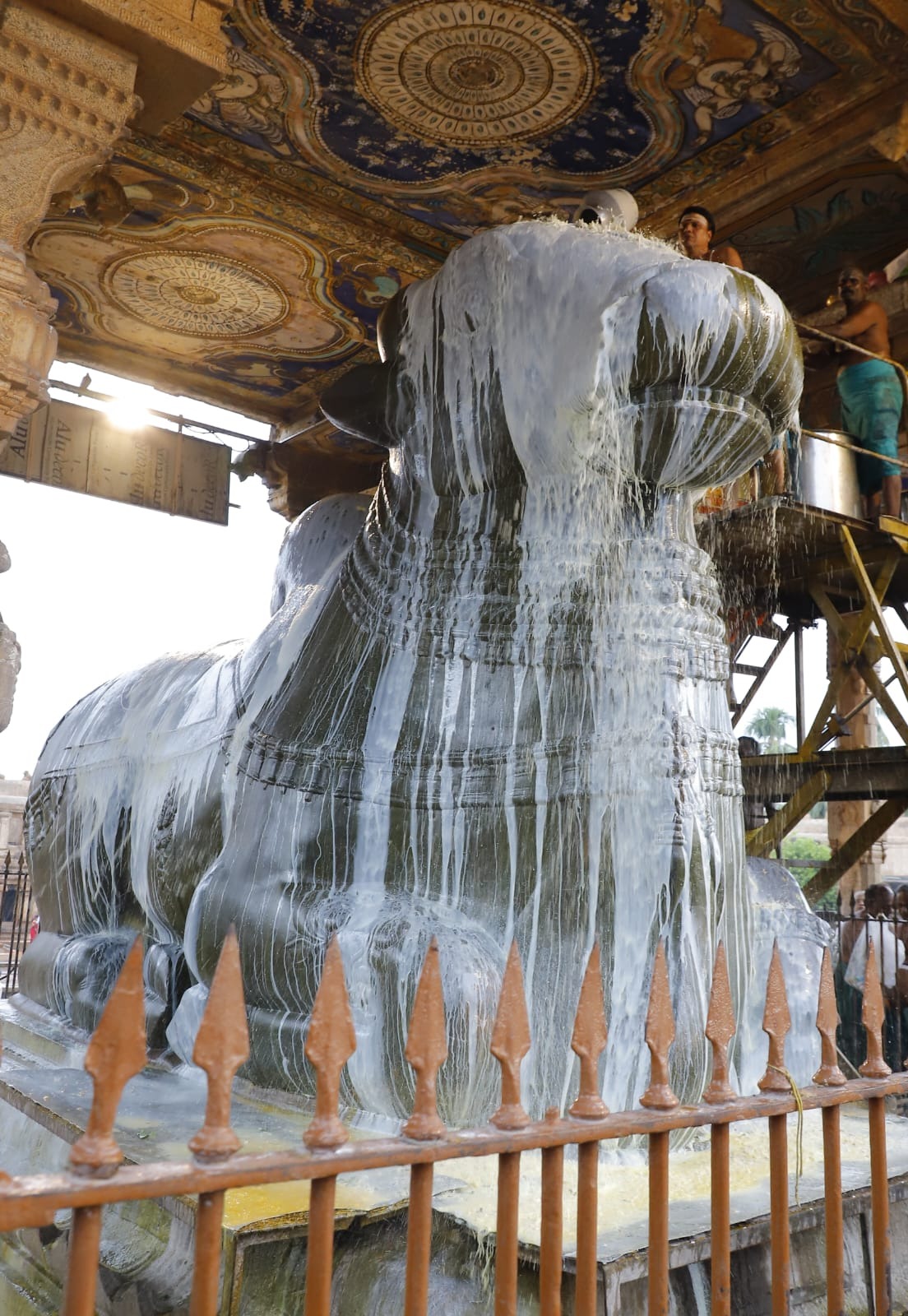 நந்தியம்பெருமானுக்கு பால், சந்தன அபிஷேகம்