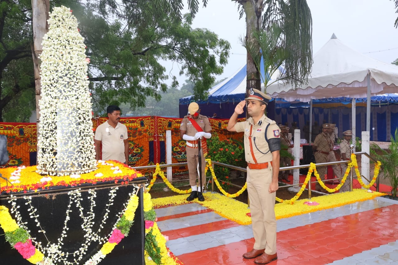 நினைவு தூணில் மாநகர காவல் ஆணையர் சந்தோஷ் ஹாதிமணி மரியாதை