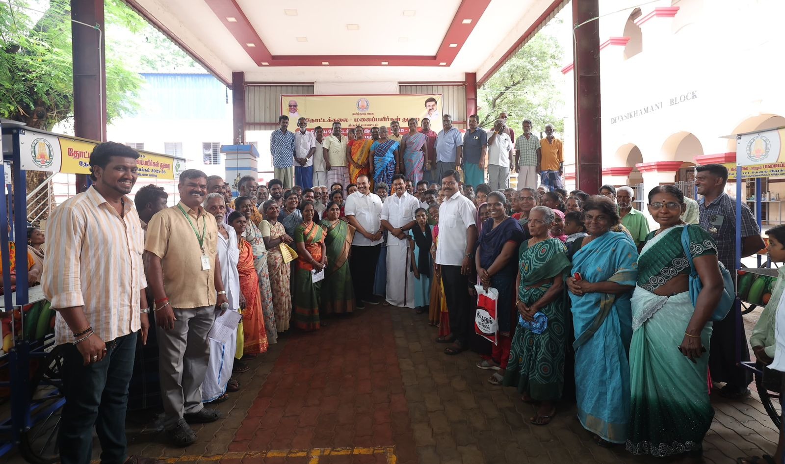 125 பயனாளர்களுக்கு நடமாடும் காய்கறி மற்றும் பழங்கள் விற்பனை வண்டி