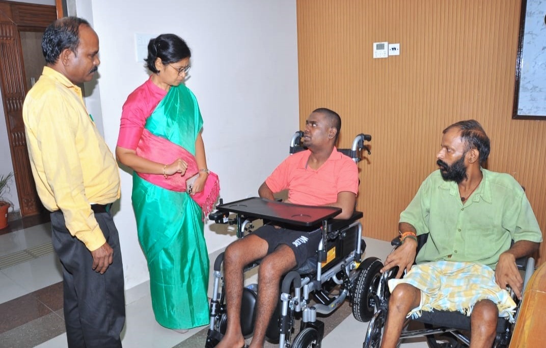 மாற்றுத்திறனாளி இருவரின் கோரிக்கை ஏற்று சக்கர நாற்காலியை ஆட்சியர் சந்திரகலா நேற்று வழங்கினார்