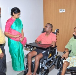 மாற்றுத்திறனாளி இருவரின் கோரிக்கை ஏற்று சக்கர நாற்காலியை ஆட்சியர் சந்திரகலா நேற்று வழங்கினார்