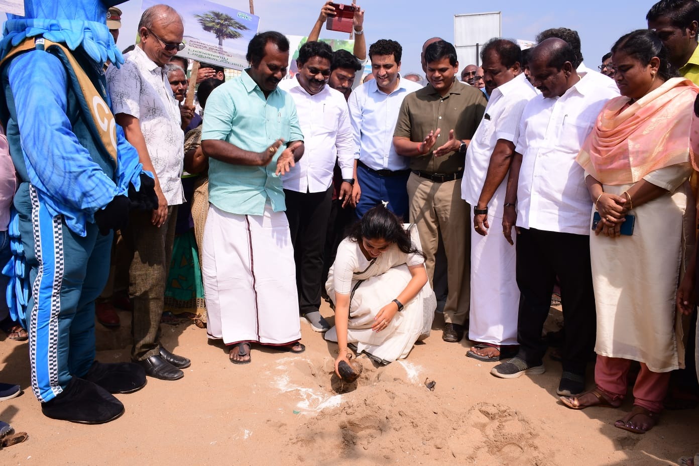 பாலவாக்கம் கடற்கரையில் பனை விதையினை நட்டு மேயர் பிரியா தொடங்கிவைத்தார்