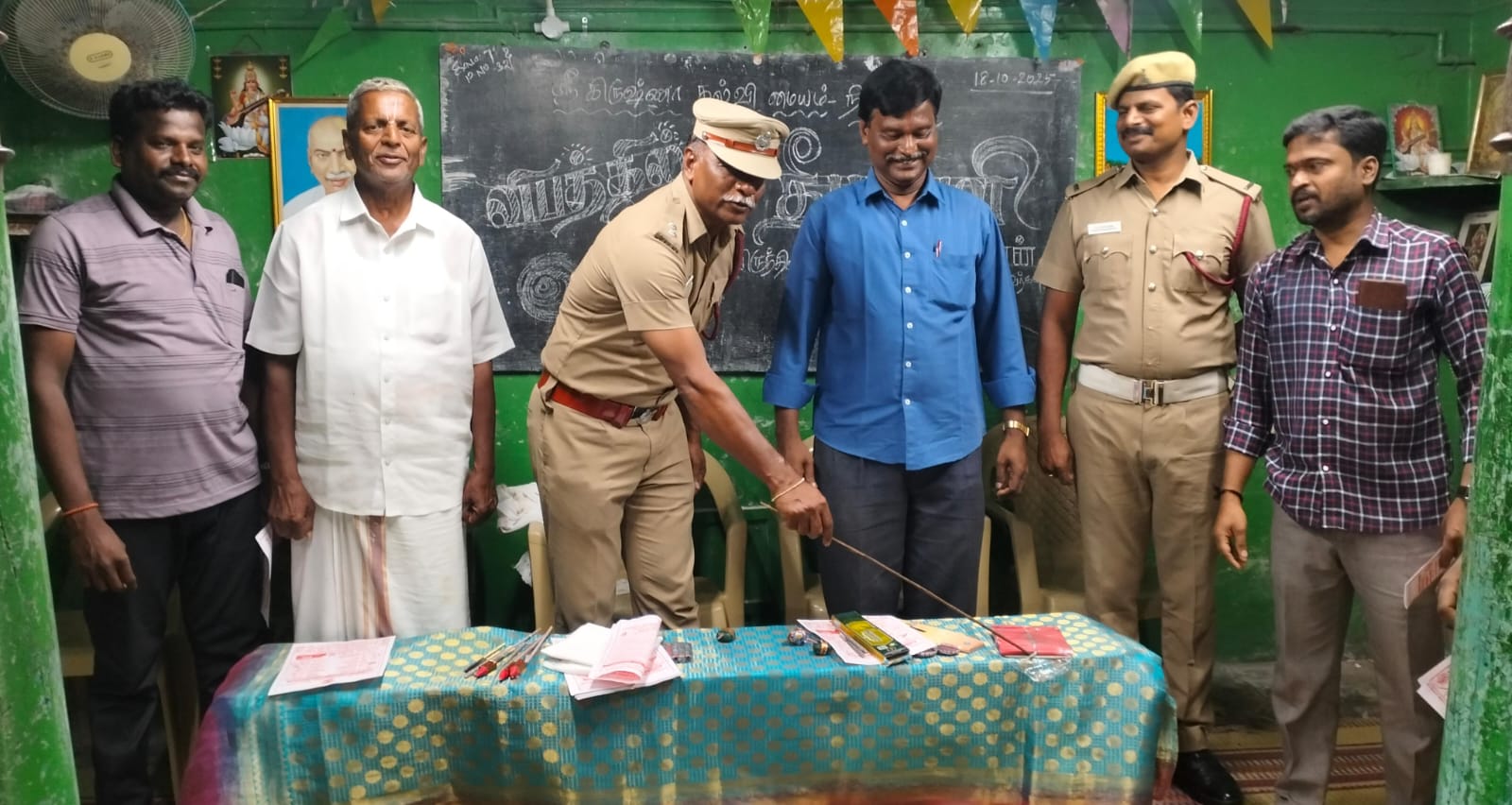 *பட்டாசுகளை வெடிக்கும்போது குழந்தைகளை கண்காணியுங்கள்: தீயணைப்பு அலுவலர் பேச்சு*