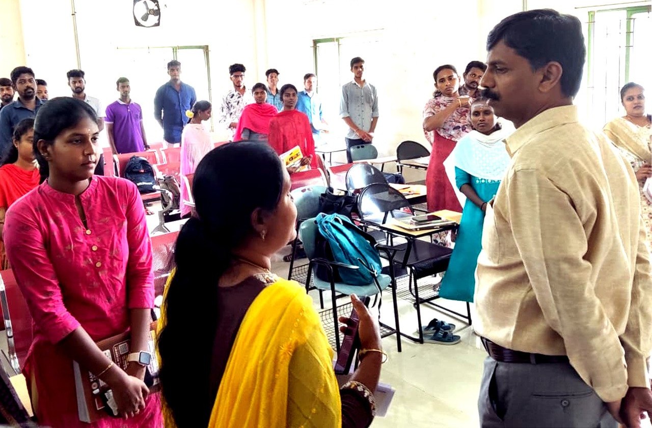 ஈரோடு மாவட்ட வேலைவாய்ப்பு அலுவலகத்தில் நடந்தபோட்டித் தேர்வுகளுக்கான இலவச பயிற்சி