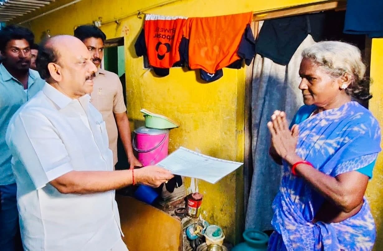 ஏழை எளிய மக்களுக்கு முதல் தவனையாக 43 குடும்பங்களுக்கு இலவச கணினி பட்டா