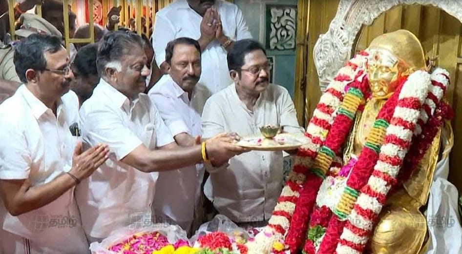 பசும்பொன் தேவர் நினைவிடத்தில் முன்னாள் முதல்வர் ஓ.பன்னீர்செல்வம் தீபாராதனை காட்டி வணங்கினர்.