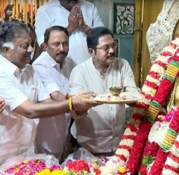 பசும்பொன் தேவர் நினைவிடத்தில் முன்னாள் முதல்வர் ஓ.பன்னீர்செல்வம் தீபாராதனை காட்டி வணங்கினர்.