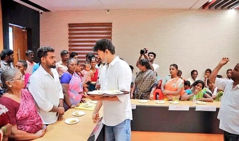 கரூர் கூட்ட நெரிசலில் சிக்கி உயிரிழந்த 41 பேரின் குடும்பத்தினரை விஜய் நேரில் சந்தித்து தேநீர் வழங்கி ஆறுதல்