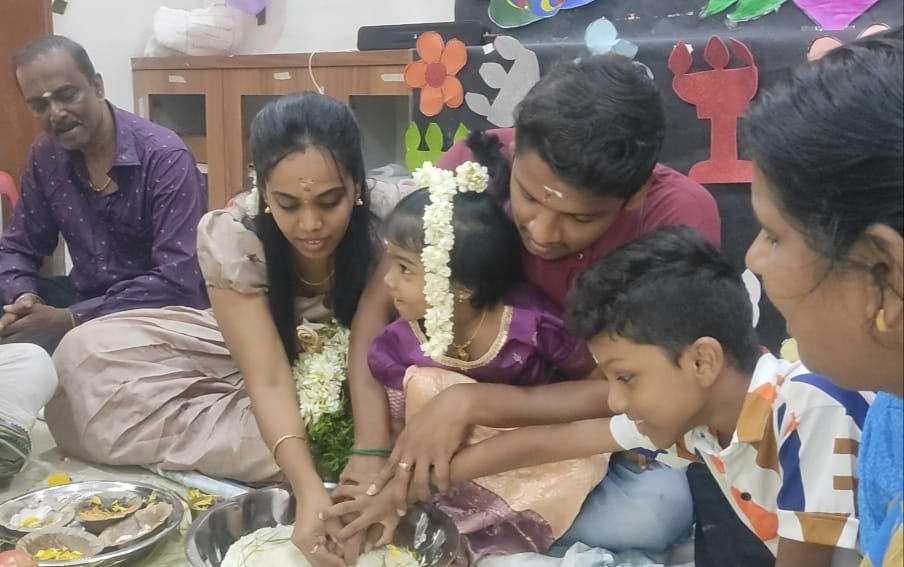 விஜயதசமியில் வித்யாரம்பம் எழுதி கல்வியை தொடங்கிய குழந்தை