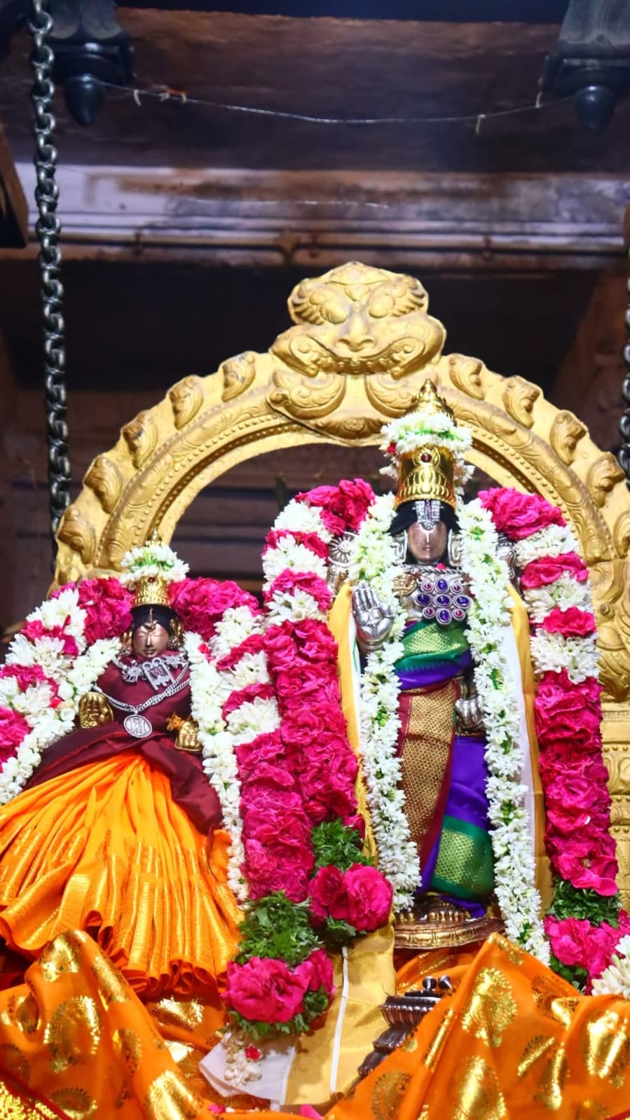 கடைவெள்ளி பெருமாள் தாயார் சேர்த்தி ஊஞ்சல் சேவை