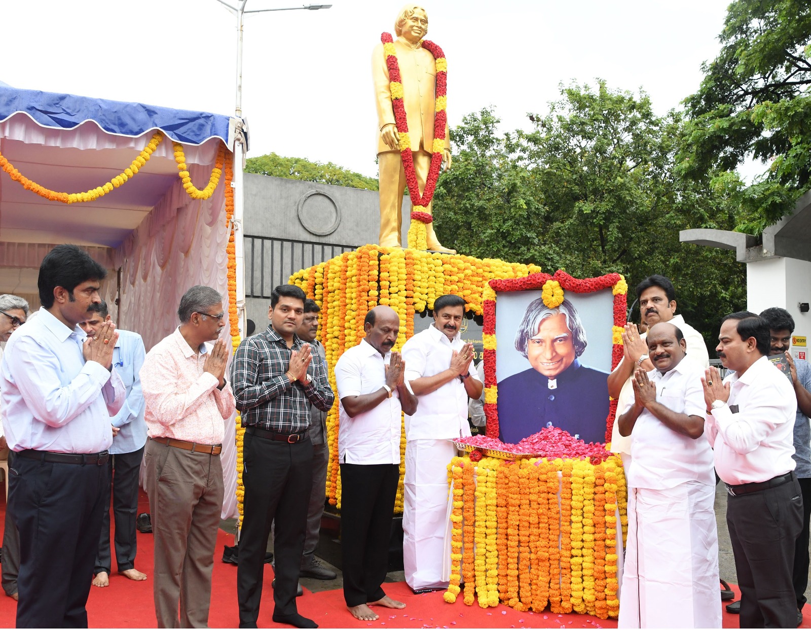 அப்துல்கலாம் 95வதுபிறந்தநாளையொட்டி கிண்டியில் உள்ள அவரதுசிலைக்கு மரியாதை