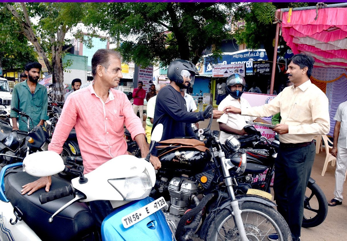 சென்னிமலை பேருந்து நிலையம் அருகில் நடந்த விழிப்புணர்வு நிகழ்ச்சி