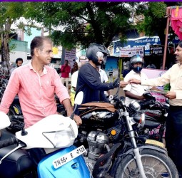 சென்னிமலை பேருந்து நிலையம் அருகில் நடந்த விழிப்புணர்வு நிகழ்ச்சி