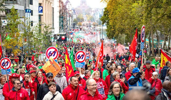 பெல்ஜியத்தில் மக்கள் நலத்திட்டங்களுக்கான நிதி வெட்டு அரசைக் கண்டித்து 1.4 லட்சம் தொழிலாளர்கள் பிரம்மாண்டப் பேரணி