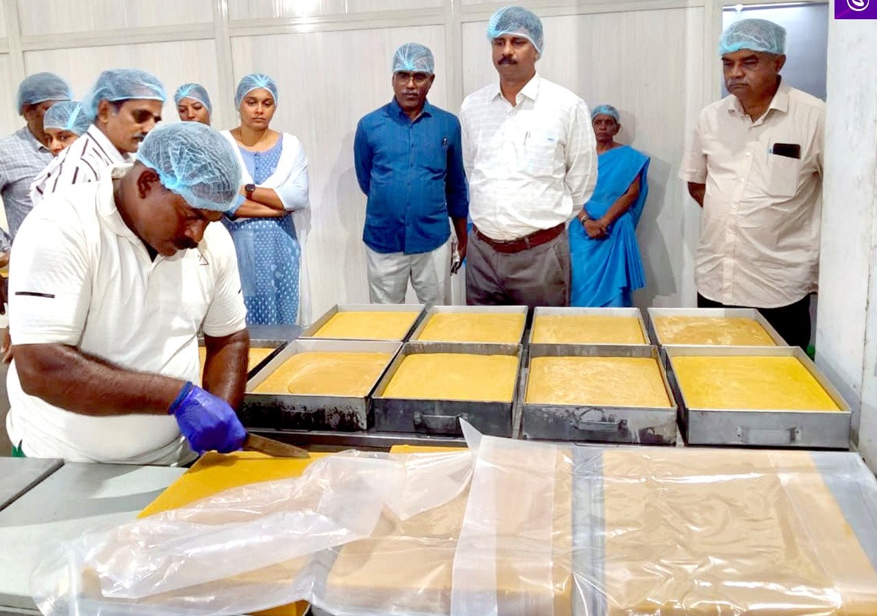 தீபாவளி இனிப்பு தயாரிப்பை கலெக்டர் கந்தசாமி ஆய்வு