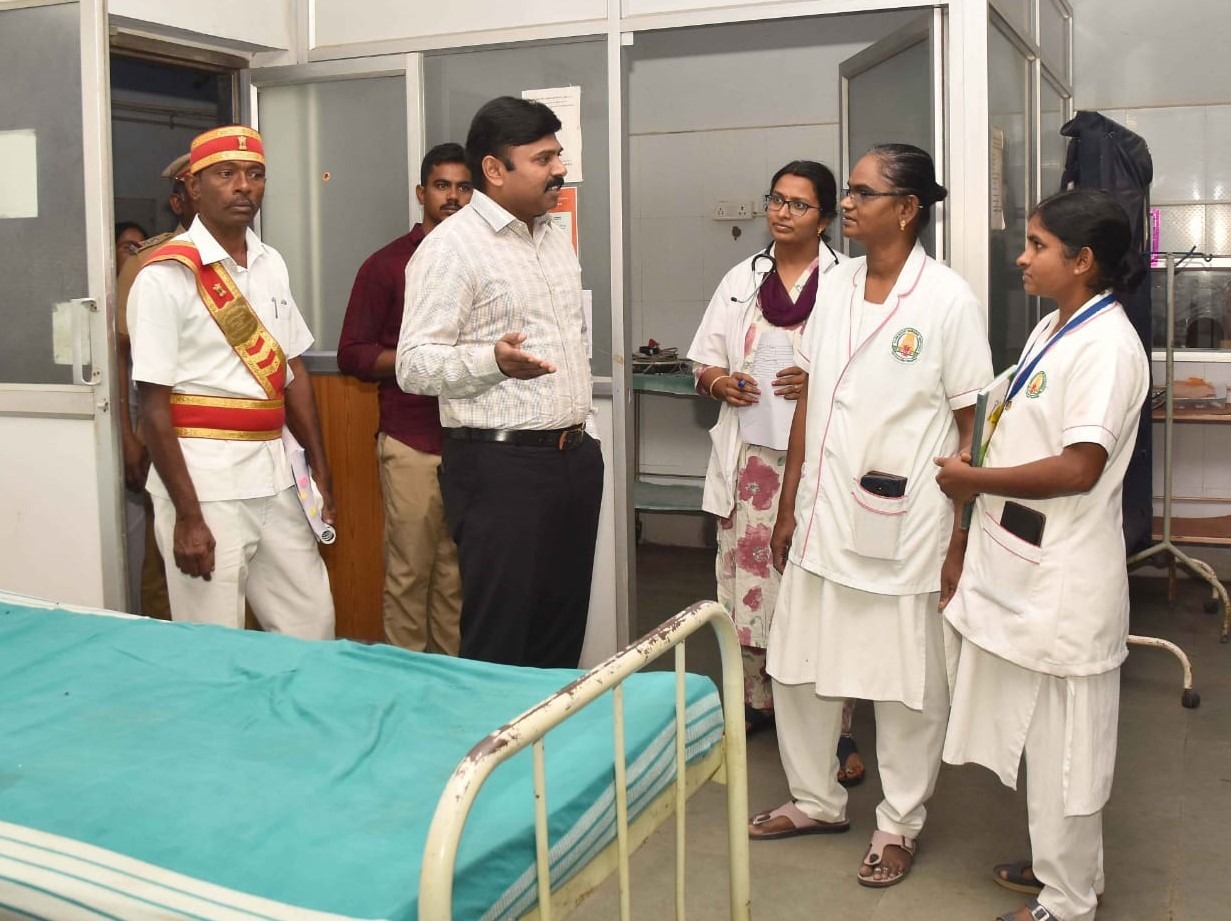 நோயாளிகளுக்கு அளிக்கப்படும் சிகிச்சைகள், அடிப்படை வசதிகள் குறித்து கலெக்டர் சதீஸ் ஆய்வு