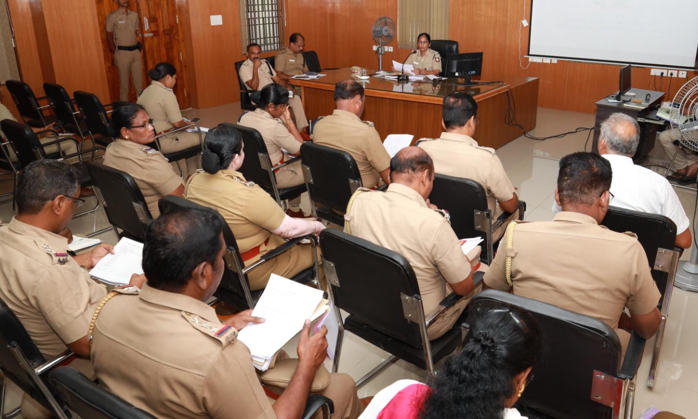 திருப்பத்தூர் மாவட்ட காவல் அலுவலகத்தில் மாவட்ட காவல் கண்காணிப்பாளர் திருமதி.V.சியாமளா தேவி., அவர்கள் தலைமையில் குற்ற கலந்தாய்வு கூட்டம்