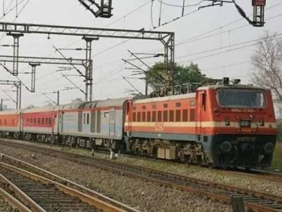 ரயில் பாதை மின் கம்பிகளை நெருங்குவது உயிருக்கு ஆபத்து