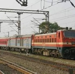 ரயில் பாதை மின் கம்பிகளை நெருங்குவது உயிருக்கு ஆபத்து