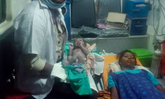 ஒடுகத்தூர் அருகே ஆம்புலன்சிலேயே பிறந்த குழந்தை