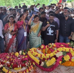 வீரப்பன் சமாதியில் நாம் தமிழர் கட்சியின் தலைமை ஒருங்கிணைப்பாளர் சீமான் மலர் தூவி அஞ்சலி