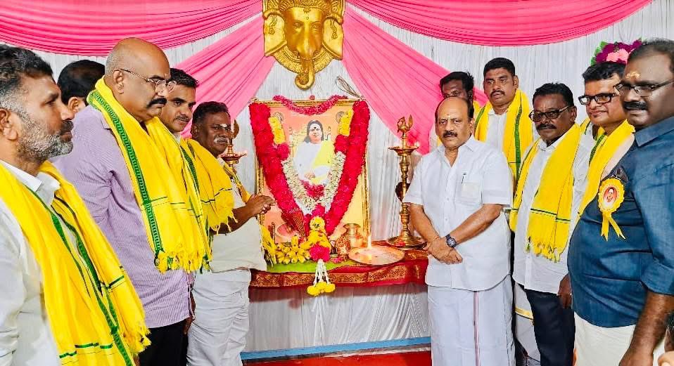 தேவர் படத்துக்கு அமைச்சர் தா.மோ.அன்பரசன் மலர் தூவி மரியாதை