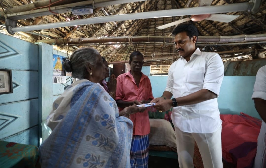 மழையின் காரணமாக சுவர் இடிந்த வீட்டை அமைச்சர் அன்பில் மகேஸ் பொய்யாமொழி நேற்று நேரில் பார்வையிட்டு நிதியுதவி