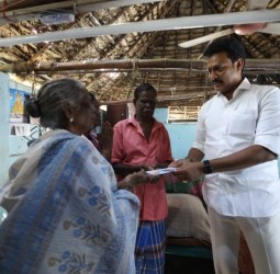 மழையின் காரணமாக சுவர் இடிந்த வீட்டை அமைச்சர் அன்பில் மகேஸ் பொய்யாமொழி நேற்று நேரில் பார்வையிட்டு நிதியுதவி