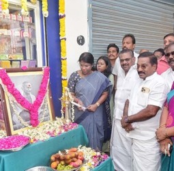 கதர் கிராம அலுவலகத்தில் சிறப்புத் தள்ளுபடி விற்பனை